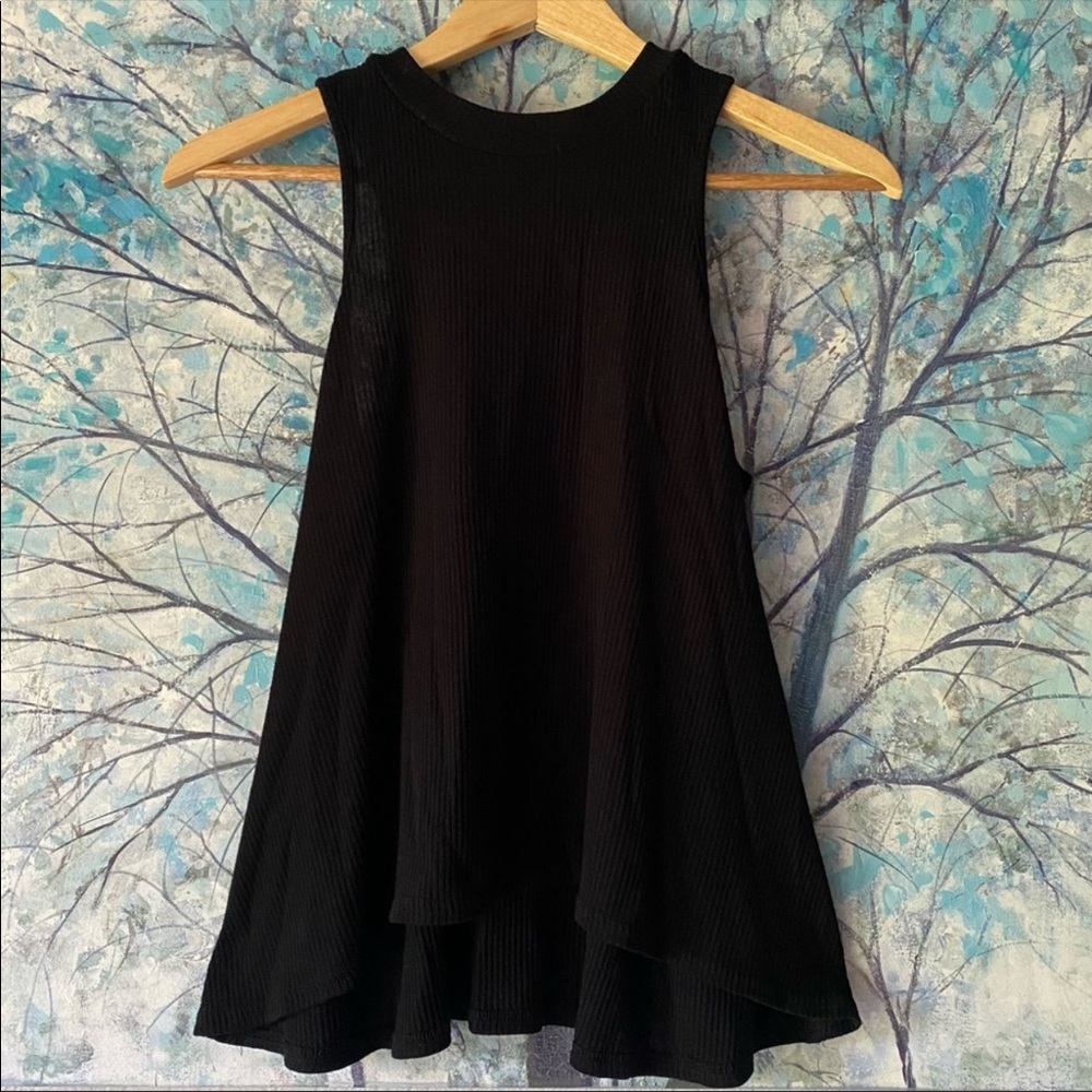 Flowy Ribbed Key Hole Tank Top